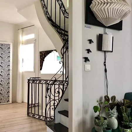 The Iris - Cosy Spacious House & Terrace Guest house 4*