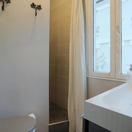 The Iris - Cosy Spacious House & Terrace Guest house