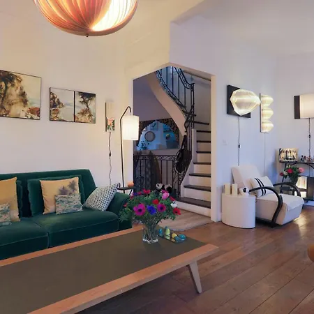The Iris - Cosy Spacious House & Terrace Guest house 4*